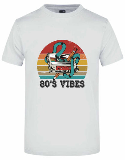 T-Shirt Round James &amp; Nicolson mit Aufdruck "T-Shirt Retro-80s-Vibes-Casette-Musics"&nbsp;und der Möglichkeit den Rücken selbst zu gestalten.